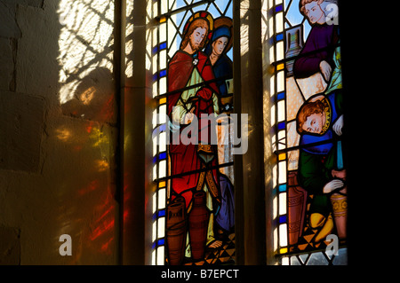 Tageslicht strömt durch eine englische Kirche Buntglasfenster Darstellung Jesu Christi Stockfoto