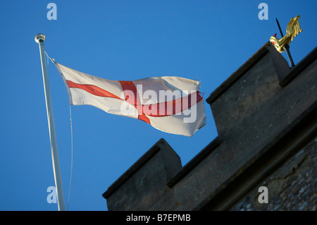 St Georges Flagge auf eine englische Kirche Turm Stockfoto