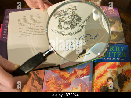 Signiertes Exemplar von Harry Potter Roman Teil eines Sets gestiftet von Autorin j.k. Rowling o eine Auktion, die eine lokale Scott profitieren Stockfoto