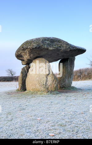 Jungfern-Rock sind die Überreste einer alten neolithische Grabkammer auf Dartmoor National Park an einem frostigen Morgen Stockfoto