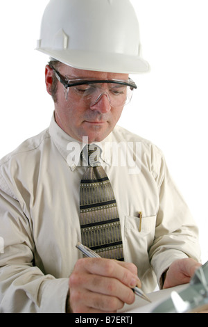 eine Nahaufnahme eines Ingenieurs Schutzbrille tragen und schreiben auf einem Klemmbrett isoliert Stockfoto