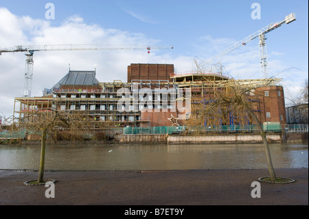 Das Royal Shakespeare Theatre und das Swan Theatre aus betrachtet, über den Fluss Avon in Stratford-nach-Avon, England. Stockfoto