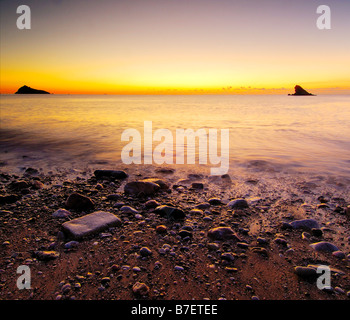 Sonnenaufgang von Meadfoot Beach in Torquay in South Devon England Blick auf das Meer mit Thatchers Felsen am Horizont Stockfoto