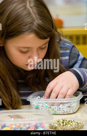 Junges Mädchen arbeitet mit Perlen Perlen Stockfoto