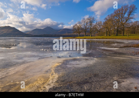 Bhz Bhz Bhz Bhz Derwent Wasser Derwentwater an einem Wintermorgen in der Nähe von Mönchen Crag Keswick Seenplatte Cumbria England UK GB EU Europa Bhz eingefroren Stockfoto