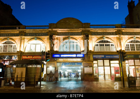 Earls Court London u-Bahnstation nachts mit Pendler verlassen London plus verzierten Kacheln Stockfoto