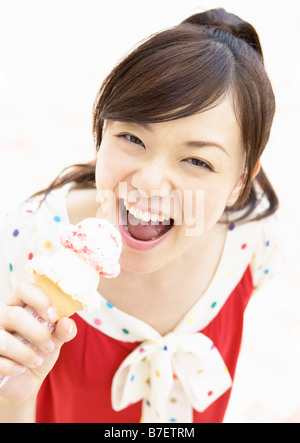 Eine Frau, Eis essen Stockfoto