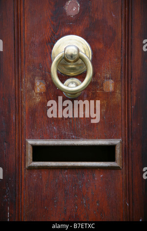Tür mit einem Briefkasten und den Türgriff Stockfoto