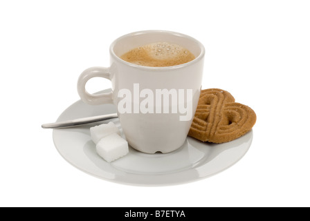heißer Kaffee mit Teelöffel Zucker und Cookie isoliert auf weiss einen weißen Hintergrund Stockfoto