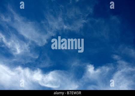 Blauer Himmel und wispy Stratocirrus oder Cirruswolken. Stockfoto