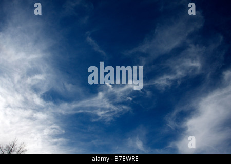 Blauer Himmel mit hohen Cirrus oder Stratocirrus Wolken. Stockfoto