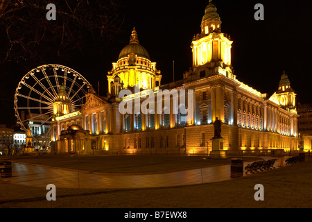 Der Belfast City Hall in der Nacht, Donegall Square, Belfast, Nordirland Stockfoto