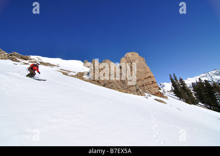 Ein Mann Ski Tiefschnee mit seinem Hund auf einem Backcountry süß in der Nähe von Telluride, colorado Stockfoto