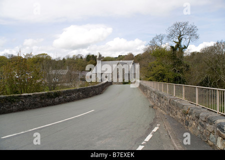 Dorfkirche und die Brücke über den Fluss Dwyfor in Llanystumdwy in der Nähe von Criccieth in Nord-Wales Stockfoto