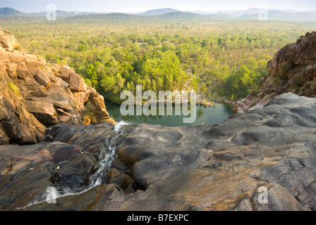 Ansicht von oben Gunlom in den Stream an der Spitze des Wasserfalls Creek mit Blick auf den südlichen Teil des Kakadu-Nationalparks Stockfoto