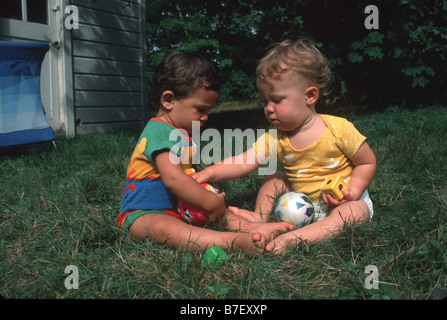 Ein jährigen Jungen und Mädchen zusammen zu spielen Stockfoto