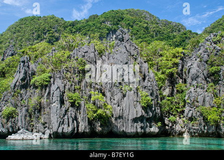 Steile Klippen im Bacuit Archipel in der Nähe von El Nido, Palawan, Philippinen Stockfoto