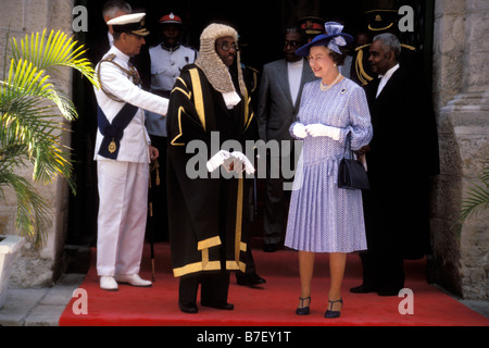 Ein lächelndes HM Königin Elizabeth II und Prinz Philip begleitet von dem Sprecher des Hauses, Lawson Weekes, Barbados Parlament. Stockfoto