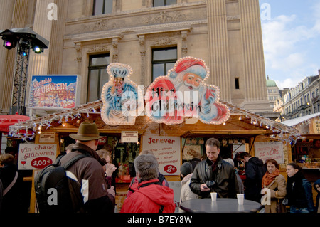 Weihnachten Straßenmarkt Stall zu verkaufen Gluwein unweit der wichtigsten Grand Place im Zentrum von Brüssel Belgien Stockfoto