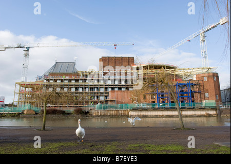 Das Royal Shakespeare Theatre und das Swan Theatre aus betrachtet, über den Fluss Avon in Stratford-nach-Avon, England. Stockfoto