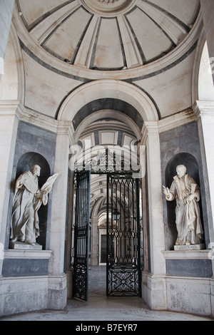 Nationalpalast von Mafra und Kloster in Portugal. Gehörte zu den Franziskanerorden. Barockbau. Stockfoto