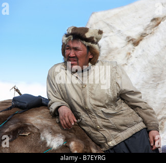 Yupic Mann mit Zelt und Rentier Haut, Kanchalan befindet sich in der autonomen Region Chukot, Sibirien-Russland Stockfoto