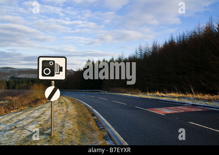 dh STRASSENSCHILD UK Verkehrsgeschwindigkeitskamera Warnschild Wegweiser leere Straße A68 scottish Borders