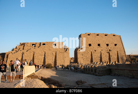 Außenansicht der ersten Pylon und Sphinxallee Karnak-Tempel in Luxor Ägypten Stockfoto