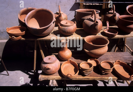 Töpferei Stand auf dem Straßenmarkt im Dorf Humahuaca, Provinz Jujuy, Argentinien Stockfoto