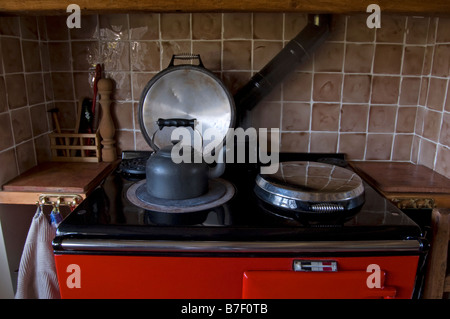 Wasserkocher auf aga Stockfoto