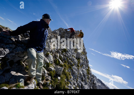 Gruppe von Bergsteigern auf Bergrücken in der Nähe von Königssee Berchtesgadener Alpen Deutschland August 2008 Stockfoto