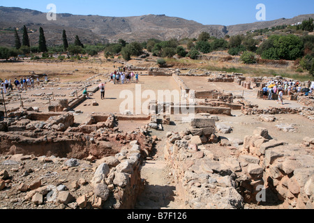 Gruppen von Touristen besuchen die Ruinen der antiken minoischen Schlossanlage in Zakros Ostkreta Stockfoto