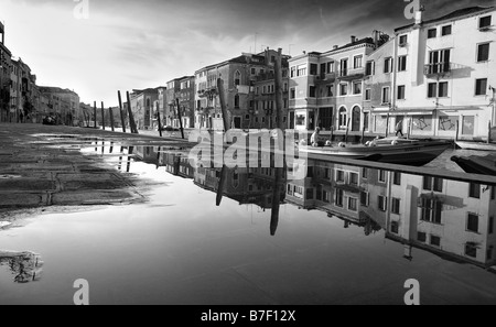 Schwarz / weiß Foto der Reflexion in Pfütze Wasser in Venedig, Italien Stockfoto