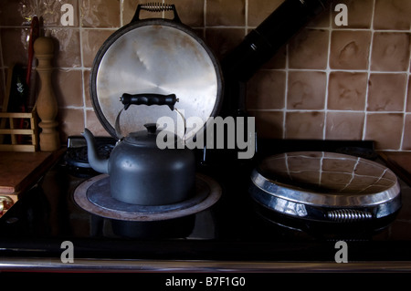 Wasserkocher auf aga Stockfoto