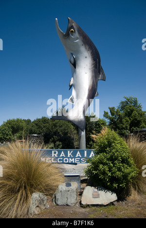 Der "Big Salmon" Willkommensschild Rakaia, Bezirk Ashburton, Canterbury, Neuseeland Stockfoto