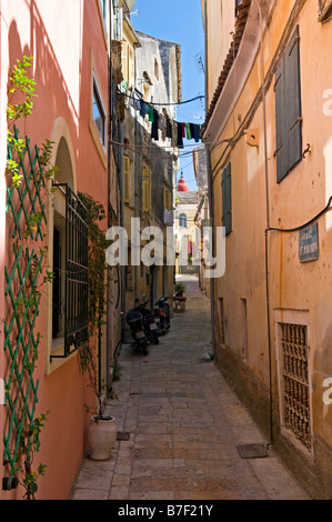 Stimmungsvolle Gassen in der Cambiello Altstadt, Corfu Town, Korfu, griechische Inseln, Griechenland, Europa Stockfoto