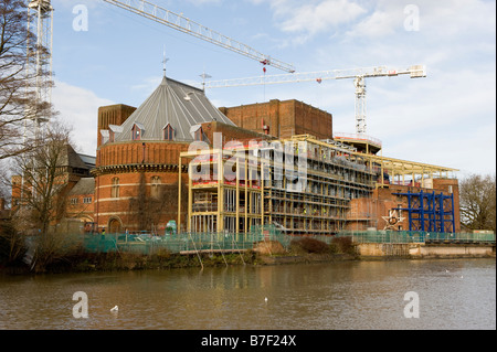 Das Royal Shakespeare Theatre und das Swan Theatre aus betrachtet, über den Fluss Avon in Stratford-nach-Avon, England. Stockfoto