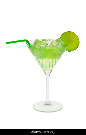 grüner cocktail mit Scheibe von Kalk isoliert auf weißem Hintergrund Stockfoto