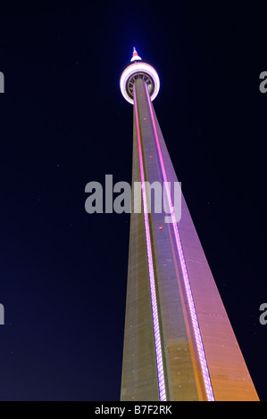 Rosa Lichter auf den CN Tower in Toronto in der Nacht mit einem Sternenhimmel Stockfoto