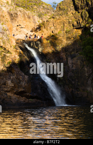 Touristen in das Tauchbecken oben schwimmen fällt Maguk im Kakadu National Park Stockfoto