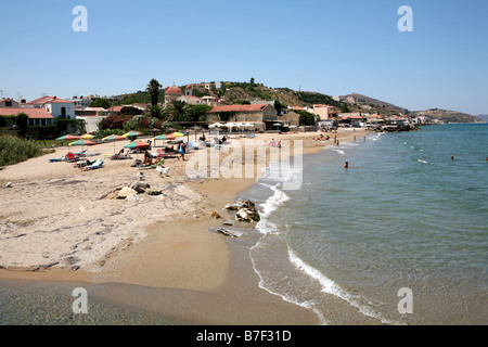 Urlauber genießen Sie sich am südlichen Ende von Kalives Beach auf Kreta im Sommer Stockfoto