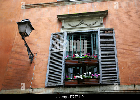 Fenster und alte Laterne auf eine Mauer Stockfoto
