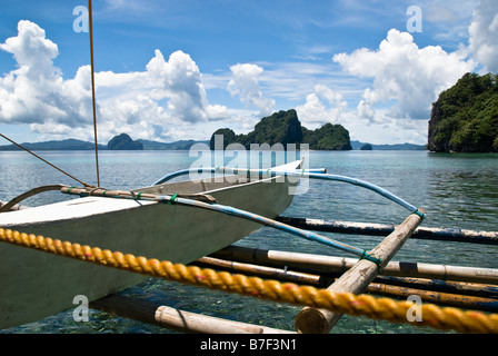 Philippinische Bangka (Boot) mit Felsen im Hintergrund und Seil im Vordergrund, El Nido, Palawan, Philippinen Stockfoto