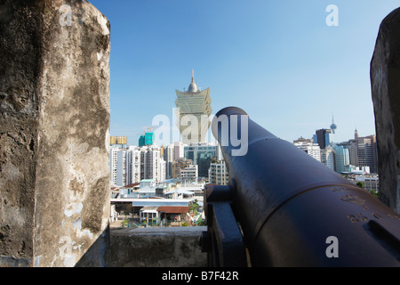 Kanone auf Monte Fort mit Grand Lisboa Casino im Hintergrund, Macau Stockfoto