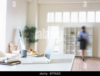 Schreibtisch und Frau vor der Arbeit Stockfoto