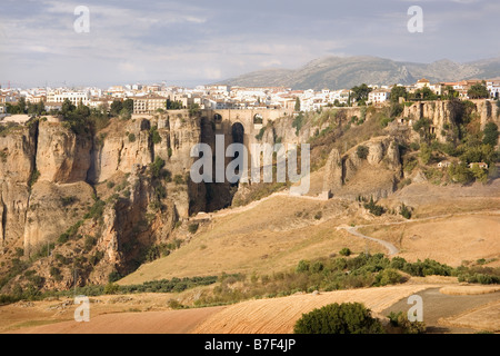 Ansicht des Tajo de Ronda und der Puente Nueva Brücke aus über das Tal Stockfoto