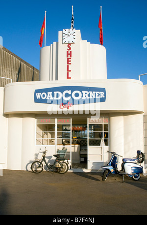 Beim Goodwood Revival meeting September 2008 Färberwaid Corner Cafe in Goodwood mit zwei Roller parkten außerhalb Honda und lambretta Stockfoto