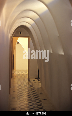 Gewölbten Korridor im Jugendstil oder Modernista Casa Batllo oder Casa Battlo Gebäude (1904) von Antoni Gaudi, Barcelona, Spanien Stockfoto