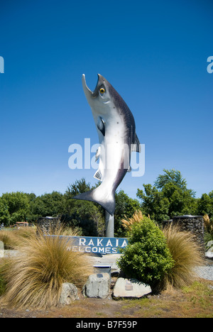 Der "Big Salmon" Willkommensschild Rakaia, Bezirk Ashburton, Canterbury, Neuseeland Stockfoto