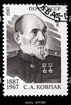Sydir Kovpak (1887 – 1967), sowjetische parteigängerische Führer in der Ukraine während des zweiten Weltkriegs, Briefmarke, UdSSR, 1987 Stockfoto